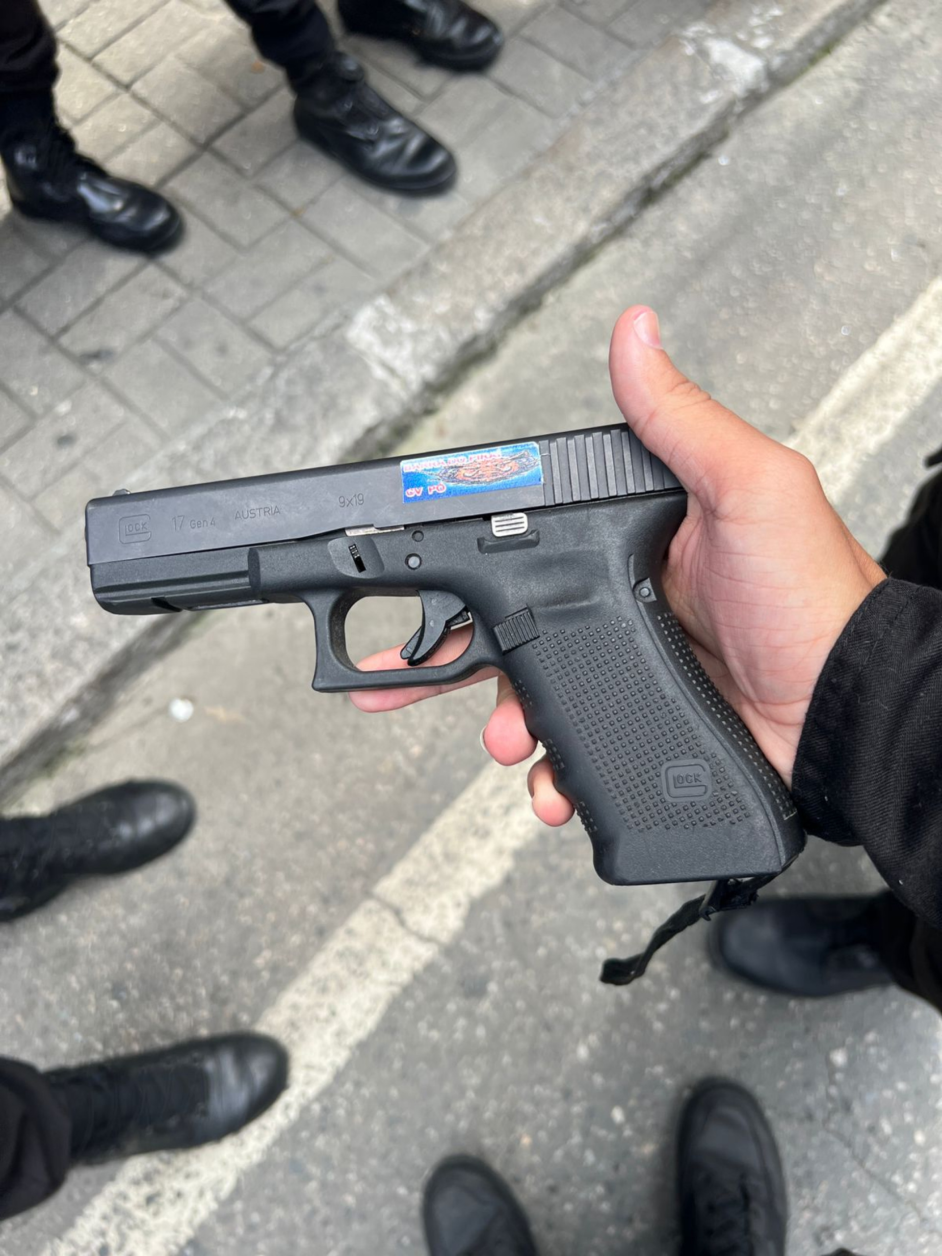 A pistola apreendida com os dois assaltantes - Divulga&ccedil;&atilde;o