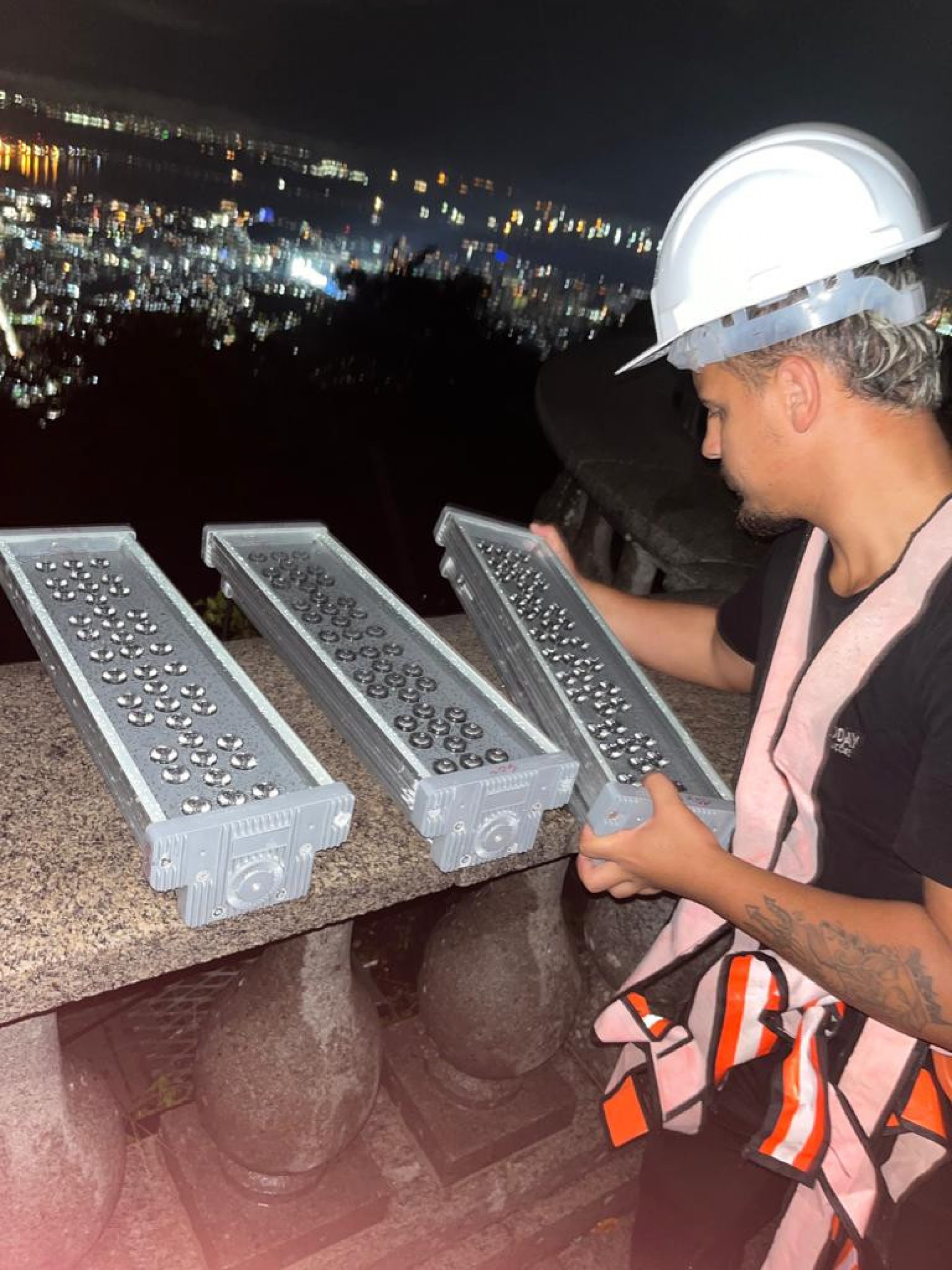 Equipe trabalha para consertar sistema de iluminação - Divulgação