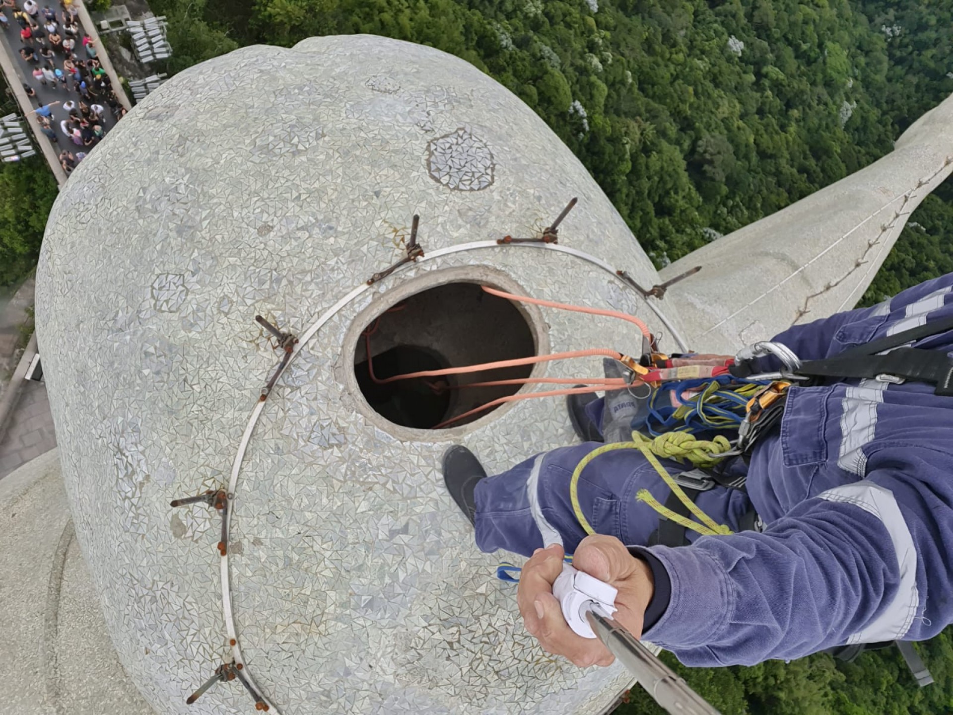 Equipe inspeciona coroa para-raio do Cristo - Divulgação