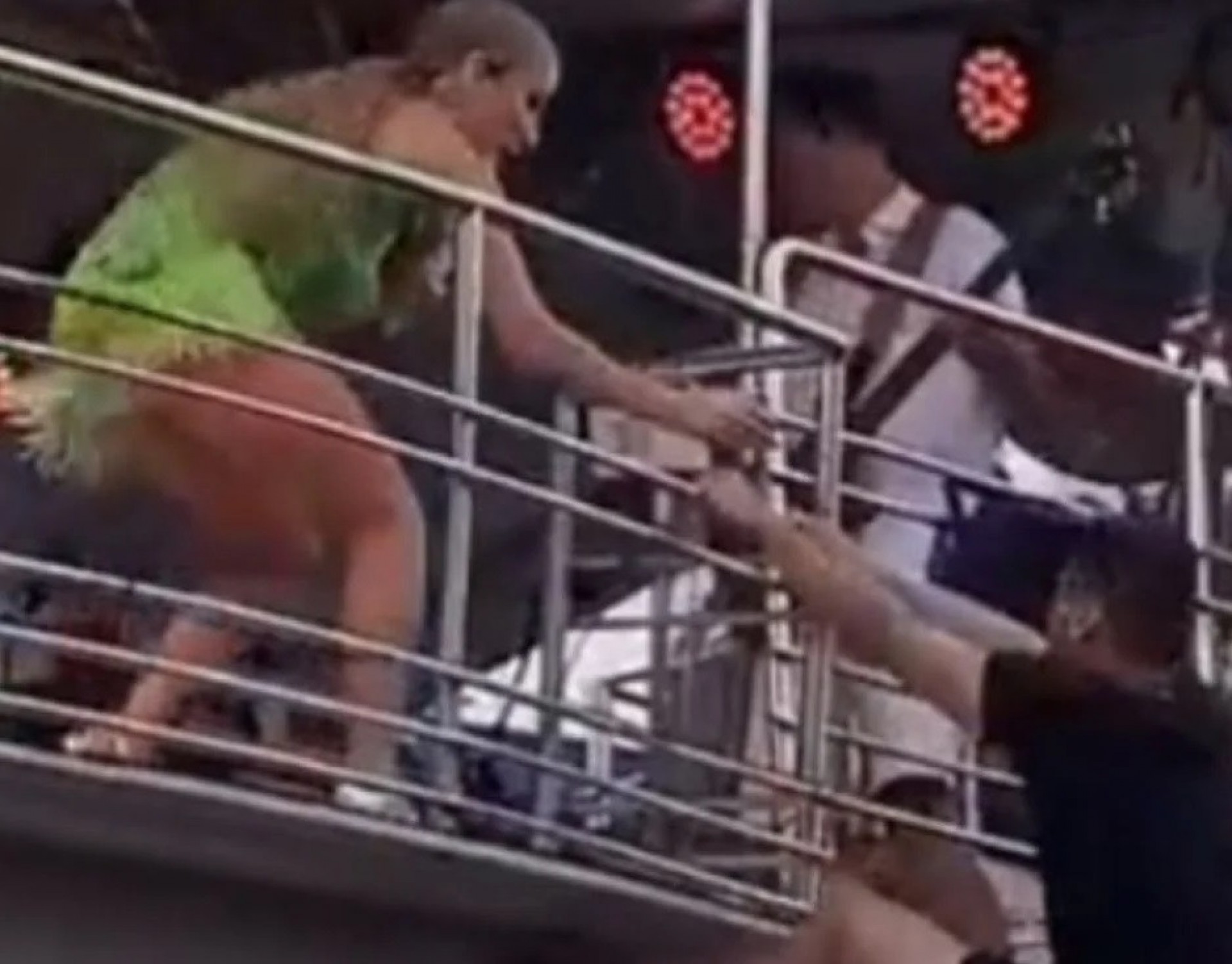 Fã invade trio elétrico em que Claudia Leitte se apresentava em São Paulo - Reprodução Internet