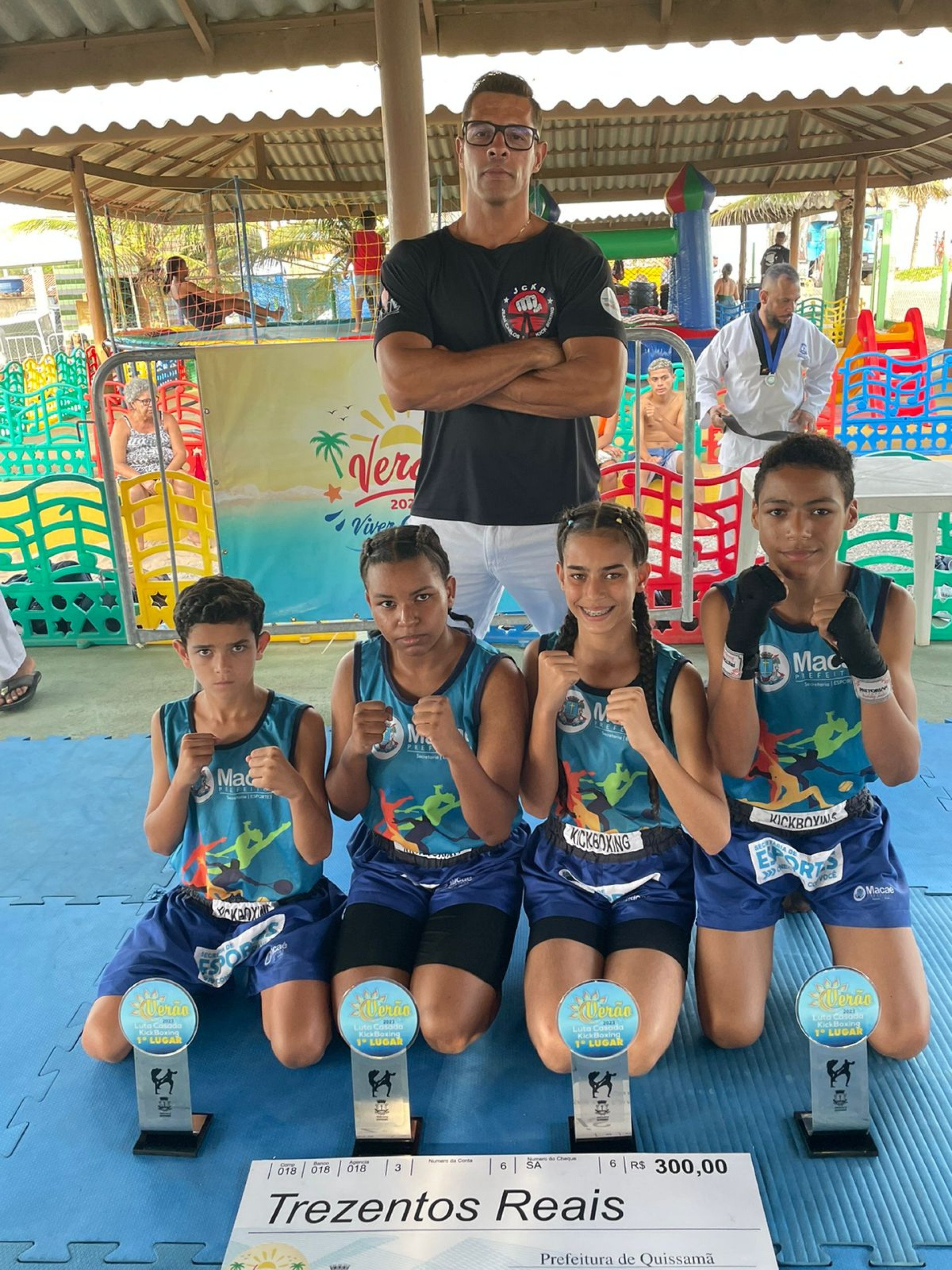 Um grupo de atletas macaenses conquistou excelentes resultados no Torneio de Kickboxing, realizado dentro da programa&ccedil;&atilde;o esportiva do Ver&atilde;o Viver Quissa 2023