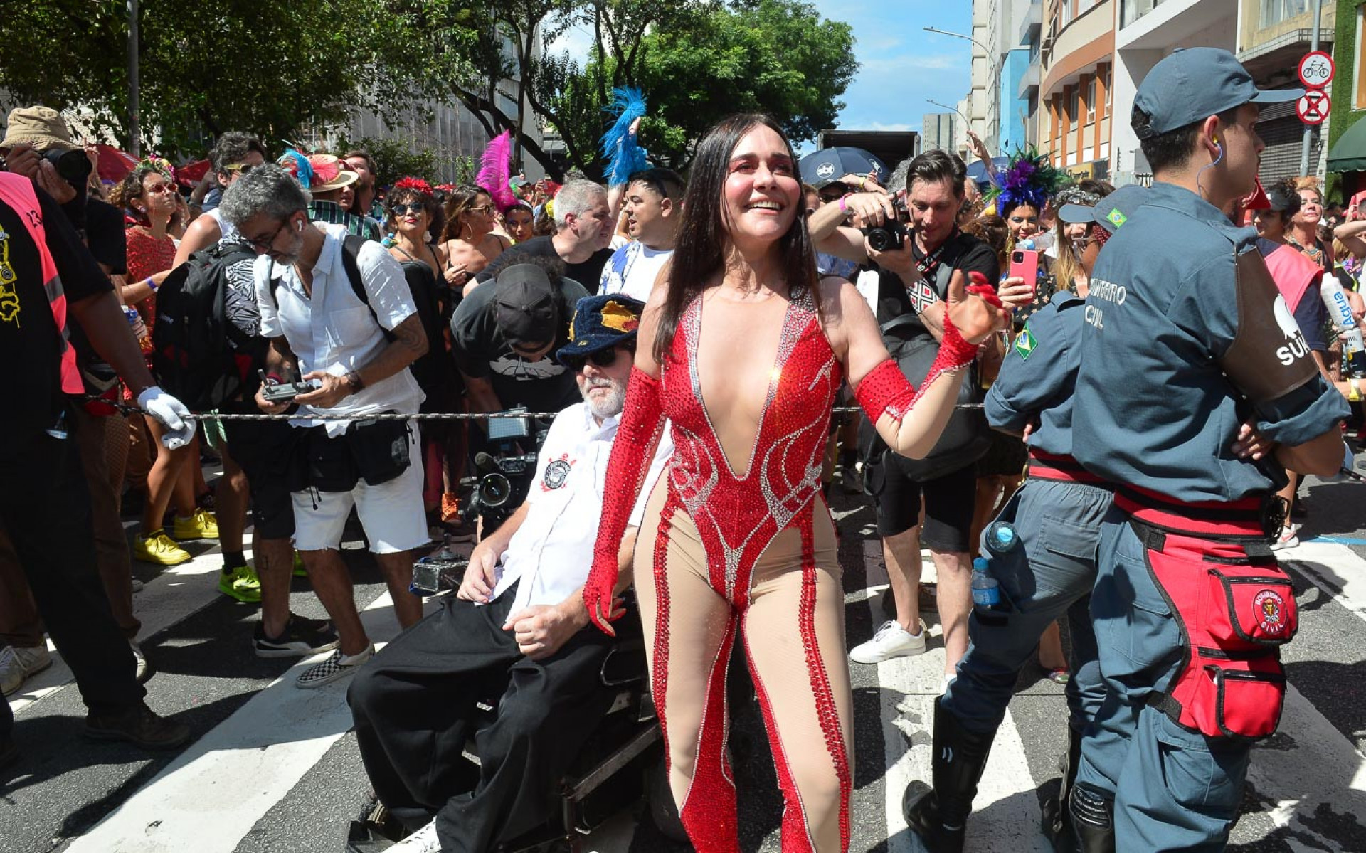 Alessandra Negrini participa do desfile do bloco Acadêmicos do Baixo Augusta - Francisco Cepeda  / Ag. News