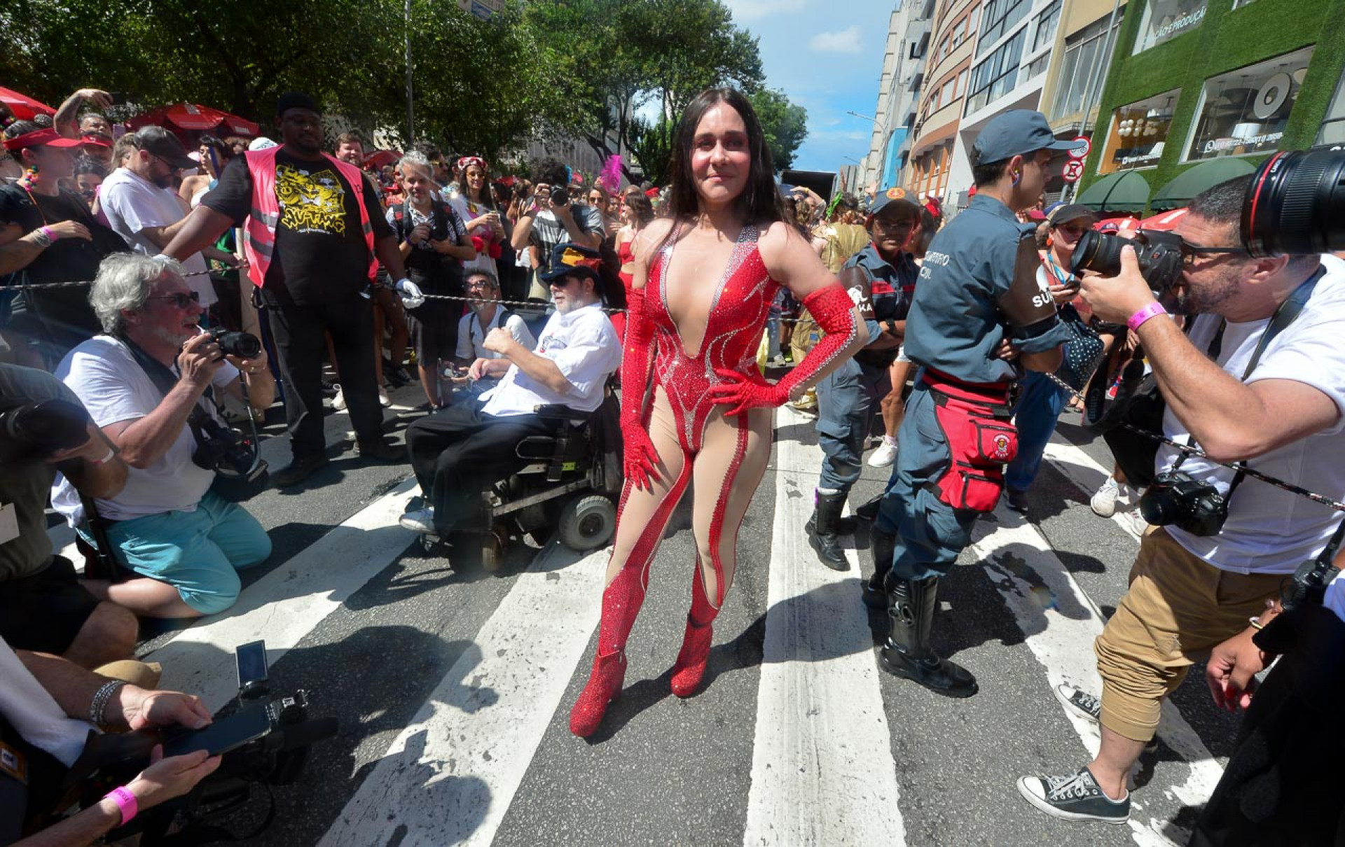 Alessandra Negrini participa do desfile do bloco Acadêmicos do Baixo Augusta - Francisco Cepeda  / Ag. News