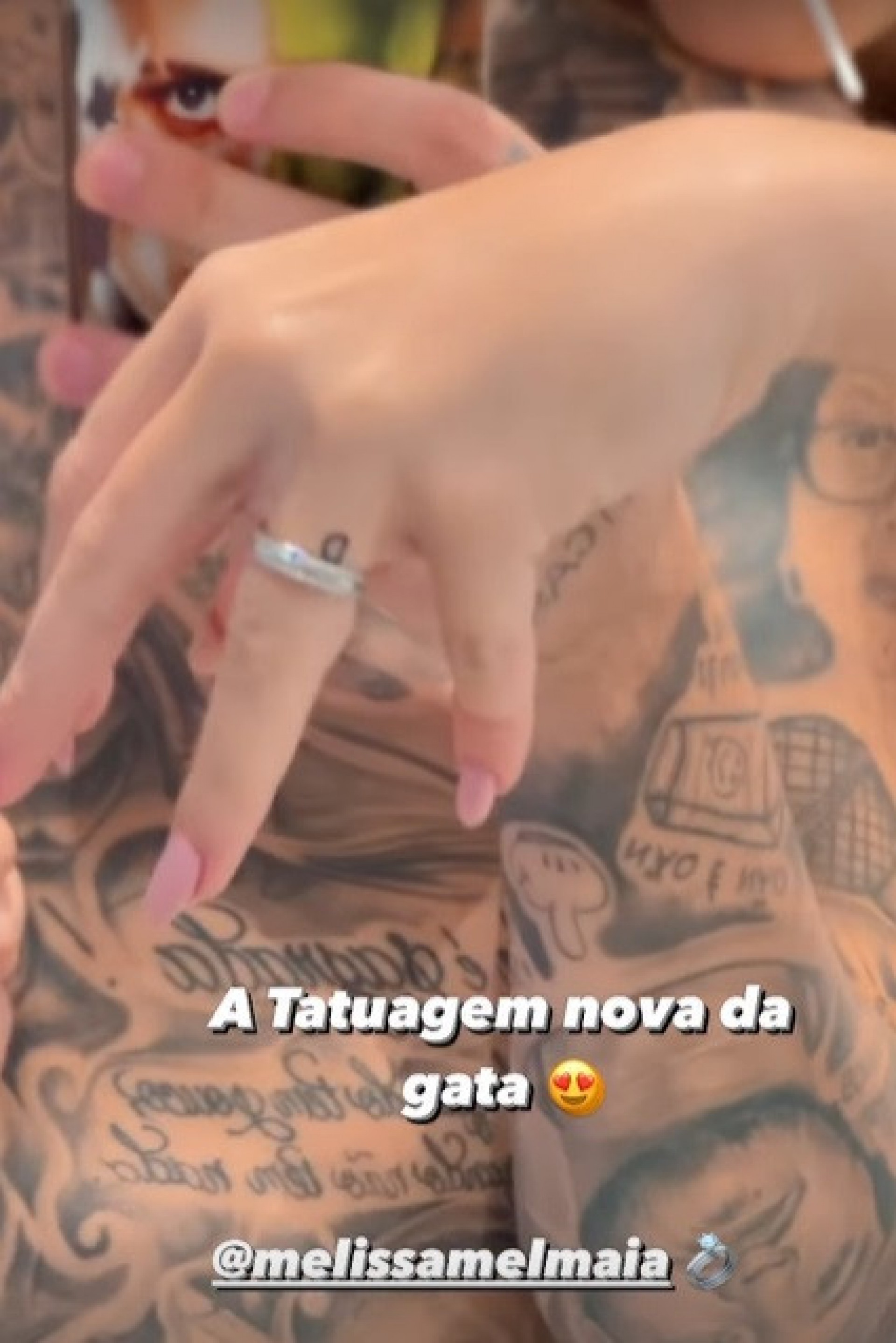 Mel Maia tatua a inicial do nome do namorado no dedo - Reprodução do Instagram