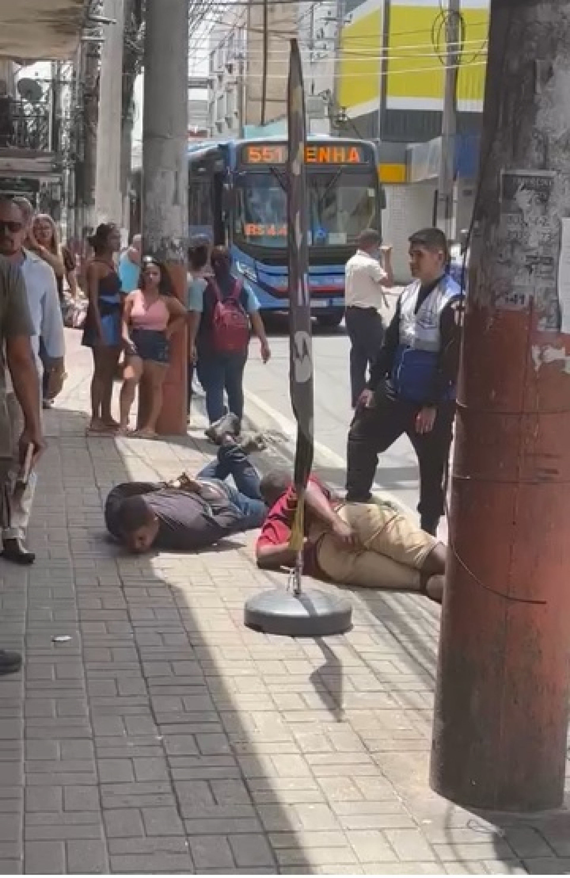 Os dois assaltantes presos pelos agentes do Programa Seguran&ccedil;a Presente de Nil&oacute;polis - Reprodu&ccedil;&atilde;o