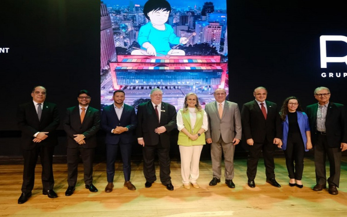 A ministra Daniela Carneiro (verde) aproveitou para celebrar o consenso no governo para aprova&ccedil;&atilde;o da MP, que reduz de 25% para 6%, o IR Retido na Fonte sobre remessas para o exterior