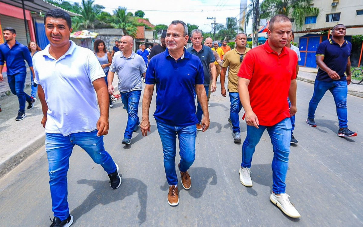 Em Santa Teresa, o prefeito Waguinho (ao centro) anunciou a constru&ccedil;&atilde;o de uma escola para 700 alunos