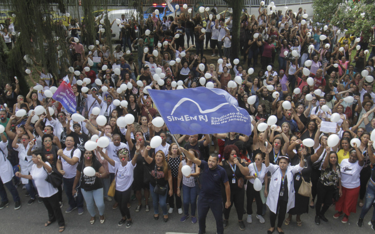 Manifesta&ccedil;&atilde;o de enfermeiros em frente ao hospital Quinta Dor, na Quinta da Boa Vista. Nesta Ter&ccedil;a-Feira (14).