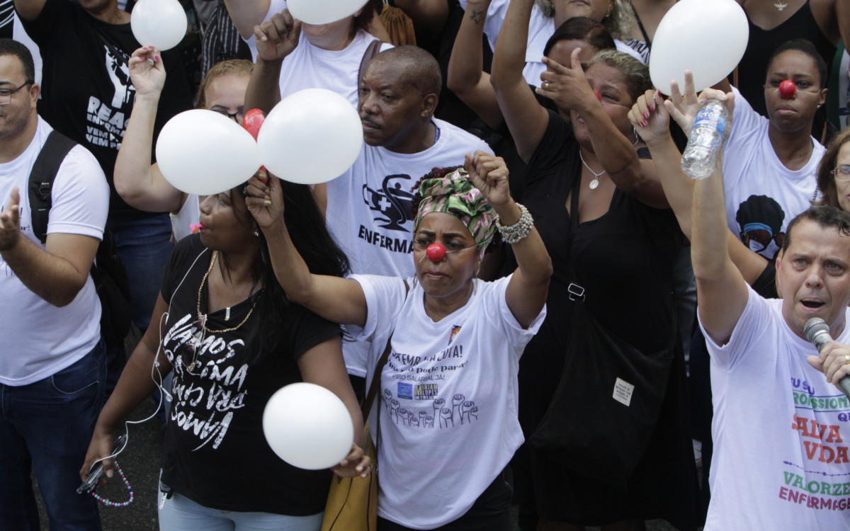 Profissionais da enfermagem realizaram manifesta&ccedil;&atilde;o em frente ao Hospital Quinta D'or, na Quinta da Boa Vista, no dia 14 de fevereiro