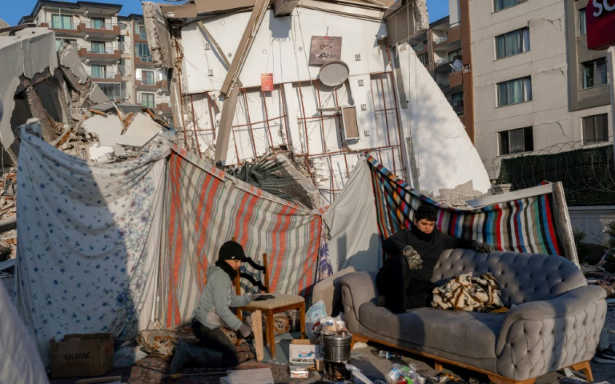 Centenas de milhares de desabrigados continuam passando fome e frio na Turquia e Síria - AFP