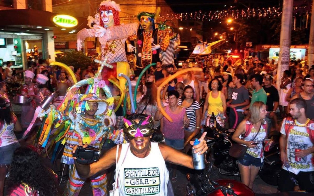 O ator Zequinha Miguel &agrave; frente do Bloco dos Artistas