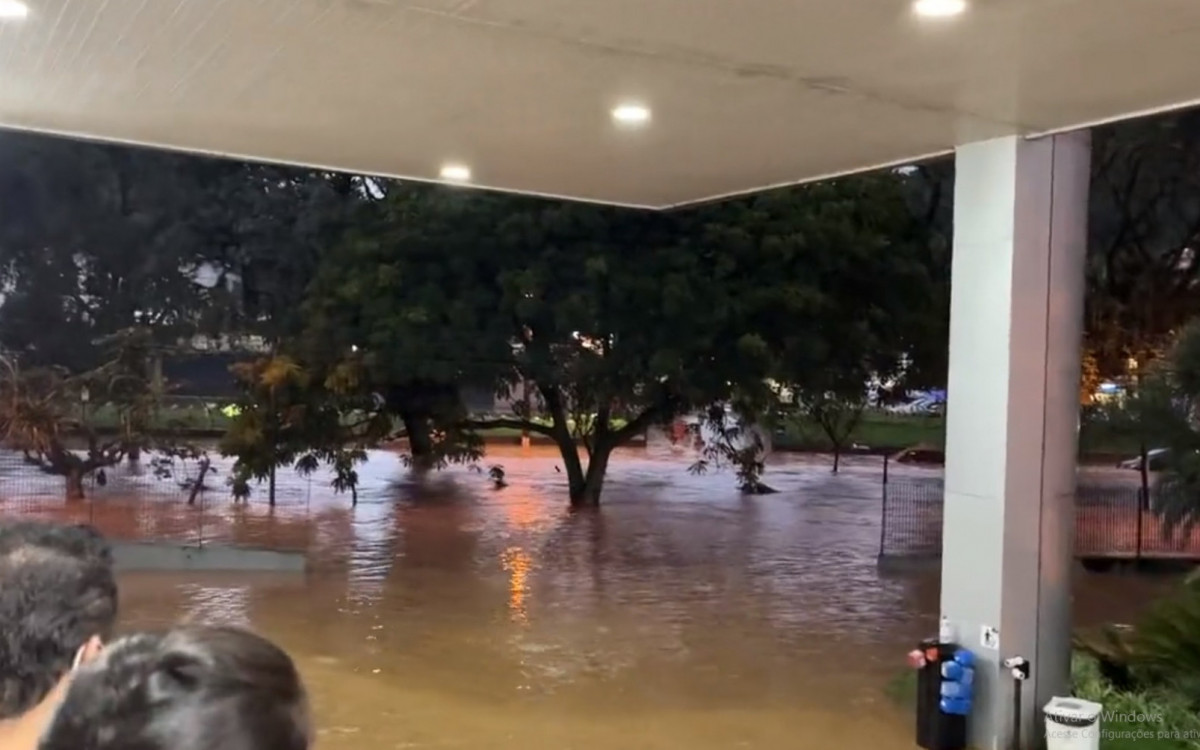 Chuva alagou diversos pontos na cidade de Petr&oacute;polis no fim da tarde desta ter&ccedil;a-feira