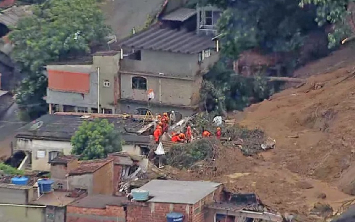 Equipes ainda atuam para resgatar uma crian&ccedil;a e um casal na Rua Aidea Barreto Couto