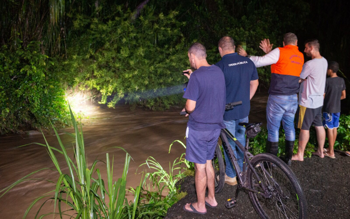 Equipes da Defesa Civil seguem nas ruas monitorando a situação dos rios e orientando a população