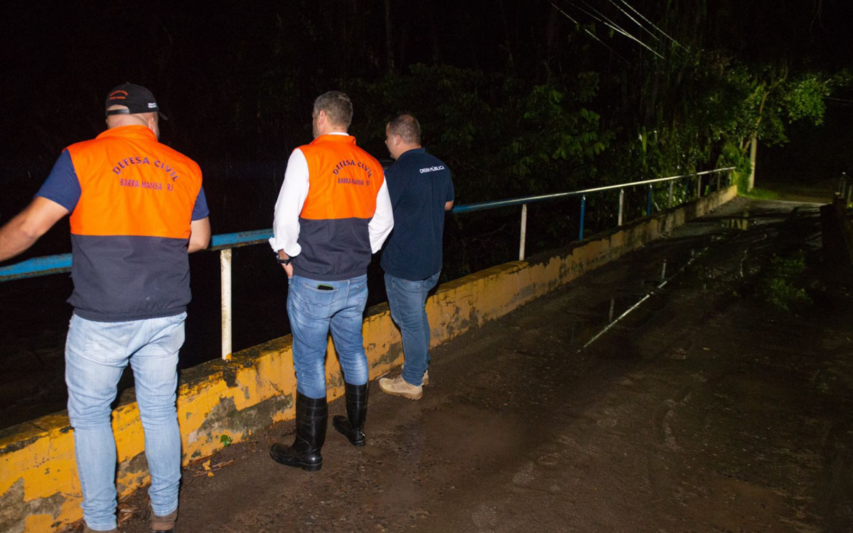 Elevação do rio foi por causa das fortes chuvas que atingiram Bananal (SP), na tarde de segunda-feira (13)