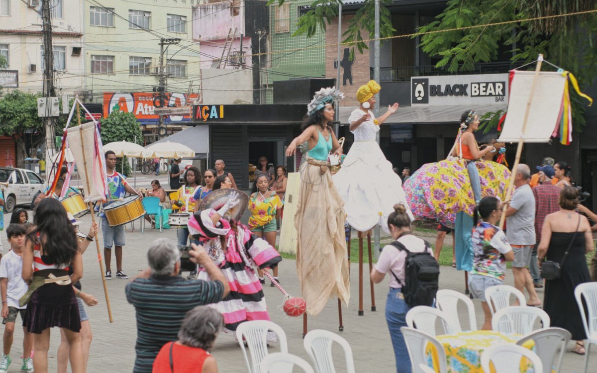 O cortejo do Samba da Comunidade revive a força do Carnaval da cidade. - Foto: Rafa Chlum