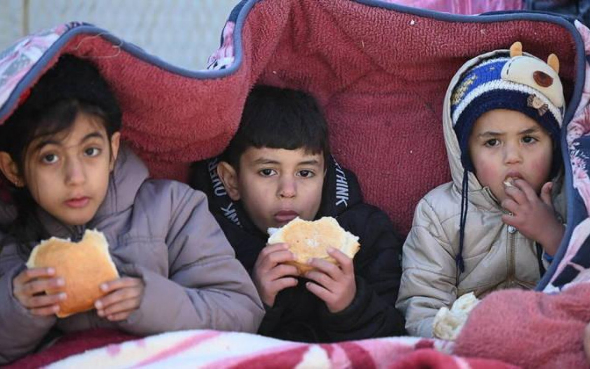 Crianças sírias e turcas enfrentam traumas depois de terremoto devastador com 35 mil mortos - AFP