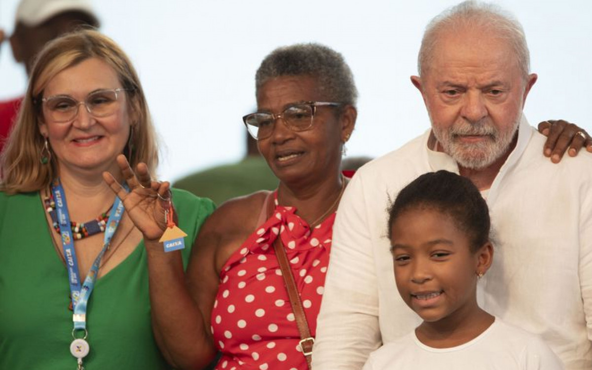 O presidente Luiz In&aacute;cio Lula da Silva, participa do lan&ccedil;amento do novo programa Minha Casa, Minha Vida, e entrega moradias em Santo Amaro (BA)