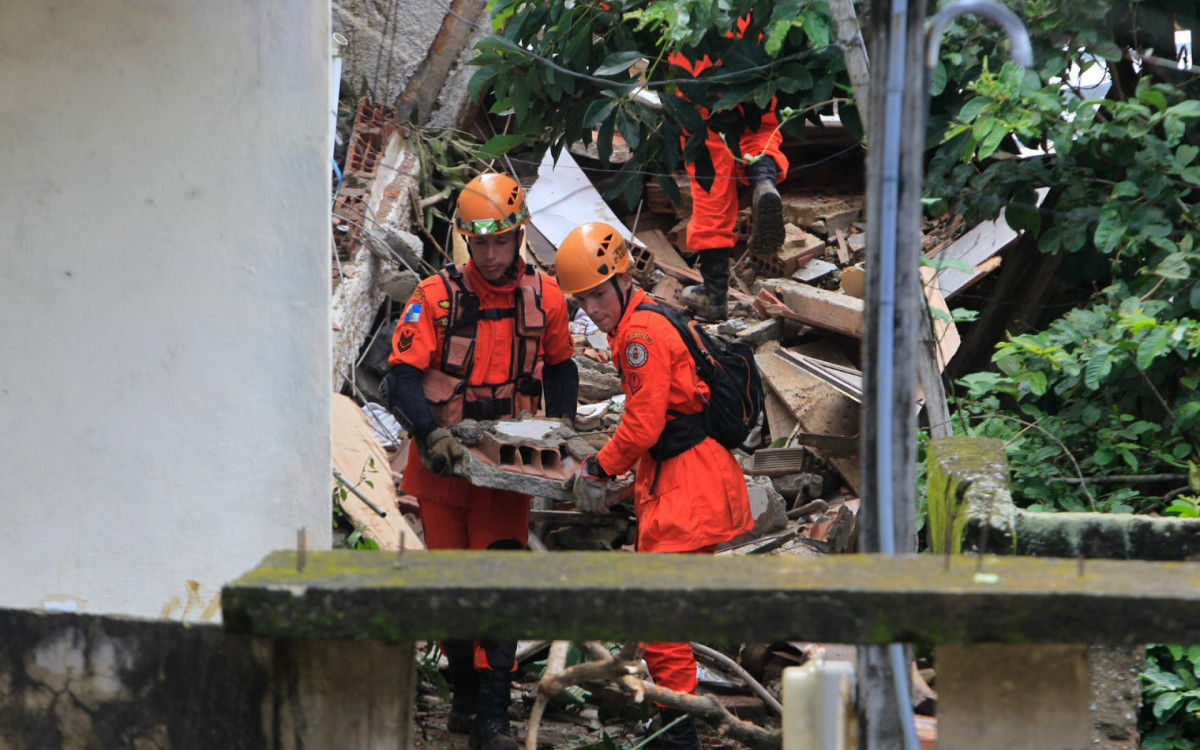 Cerca de 50 bombeiros realizam buscas por um casal e uma crian&ccedil;a que podem estar soterrados no Engenho Pequeno - Reginaldo Pimenta/Ag&ecirc;ncia O Dia