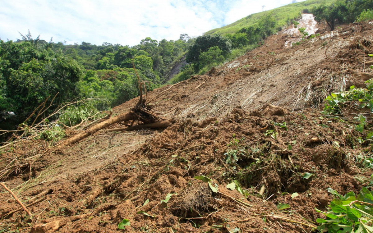 No bairro do Engenho Pequeno, tr&Atilde;&ordf;s casas desabaram