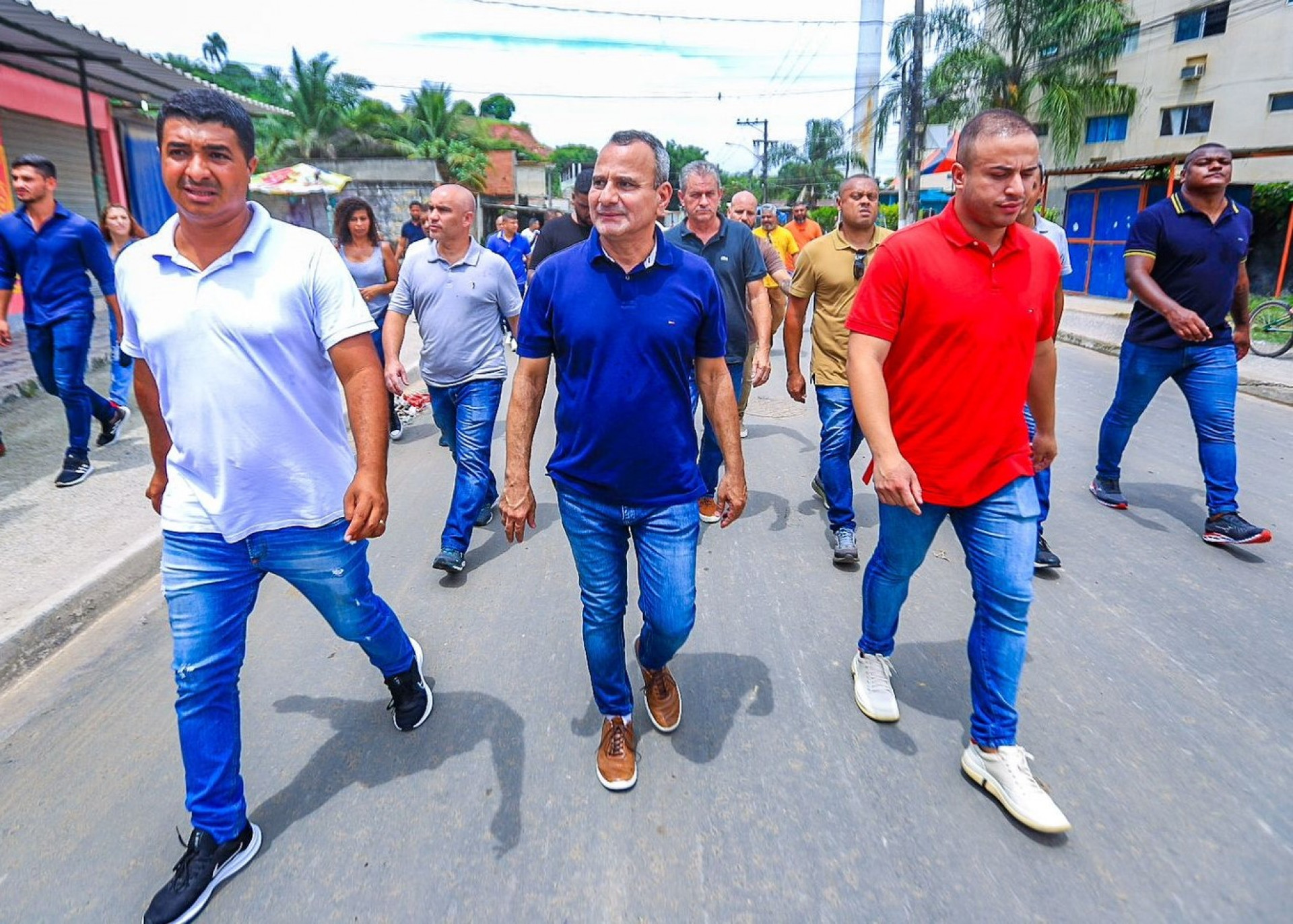 Em Santa Teresa, o prefeito Waguinho (ao centro) anunciou a constru&ccedil;&atilde;o de uma escola para 700 alunos - Rafael Barreto / PMBR