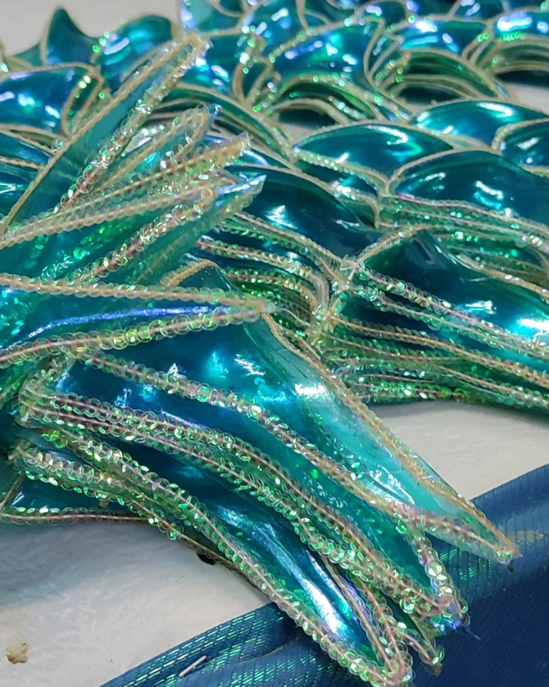 Nas fotos, a 'Majestade do Samba' mostrou alguns detalhes sobre as fantasias e alegorias - Divulga&ccedil;&atilde;o/Portela