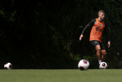 Meia do Botafogo treina normalmente e deve ser relacionado para clássico contra o Vasco