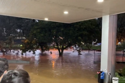 Chuva forte causa alagamentos e força o acionamento de sirenes em Petrópolis