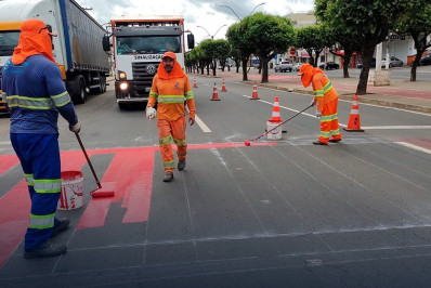 Revitalização da sinalização viária é iniciada na cidade e tapa-buracos tem desdobramento