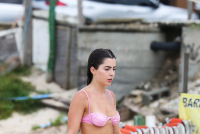 Jade Picon mostra corpaço em mais um dia de praia