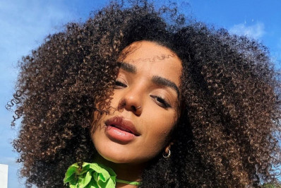 De biquíni neon, Brunna Gonçalves ostenta barriga sarada em Salvador