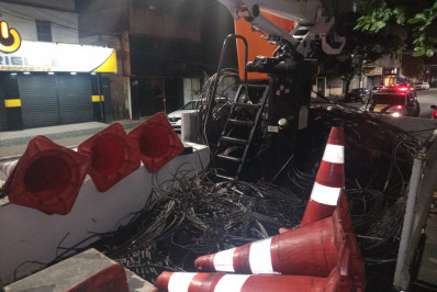 Prefeitura e Light recolhem 250 quilos de fios em limpeza de postes