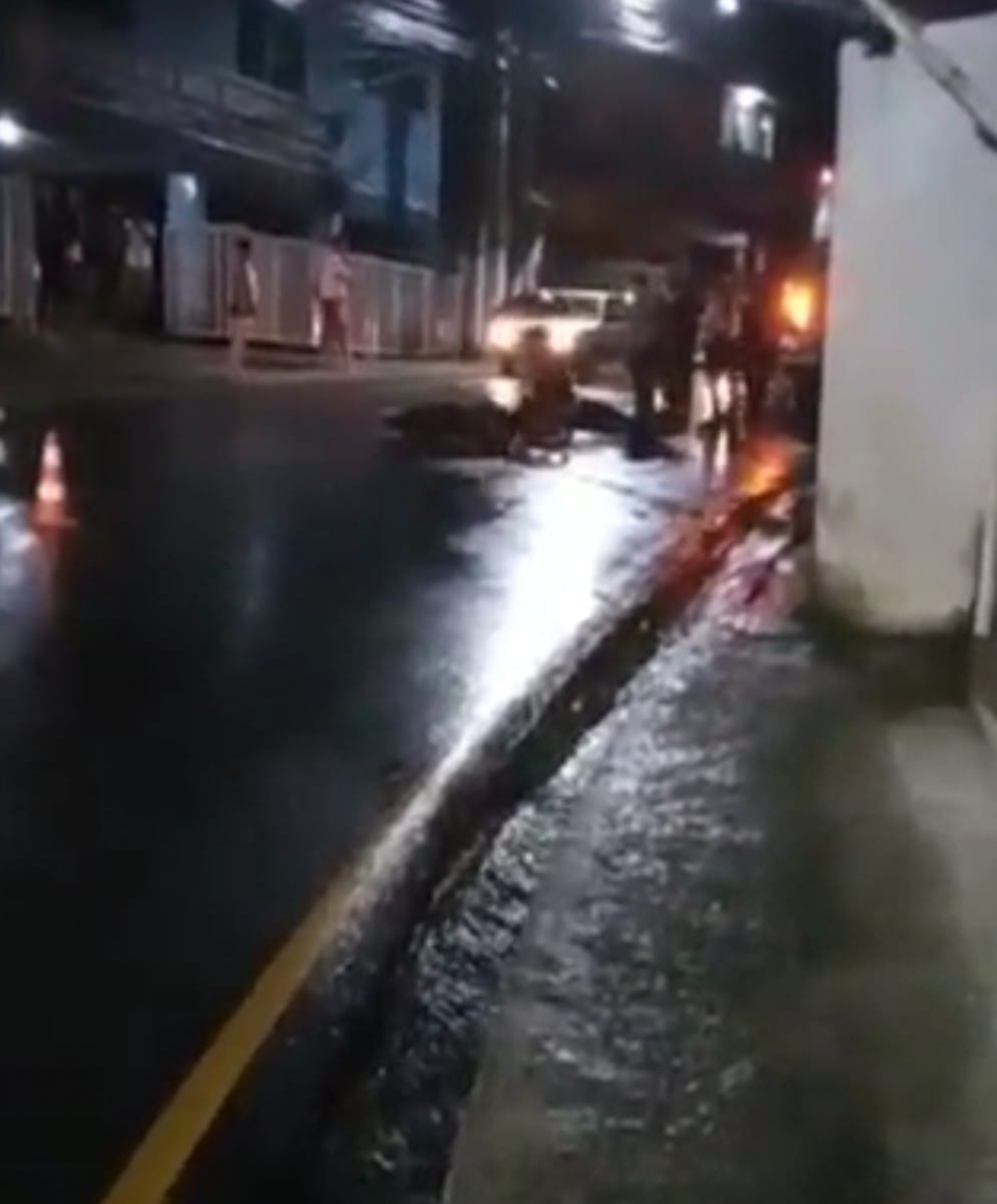 Batida entre moto e carro na rua Greg&oacute;rio Galindo, acesso ao centro pelo Morro da Cruz.