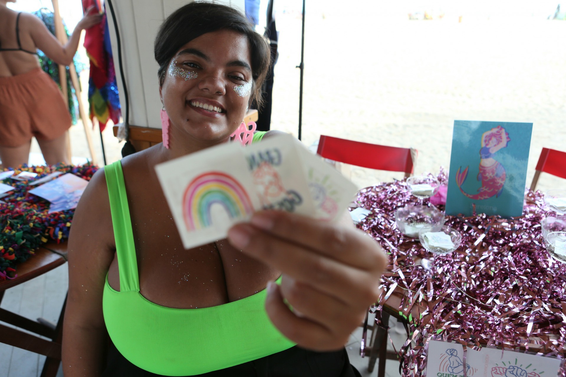 A publicitária Juliana criou a marca Sereiona Tattoos para vender nos blocos de carnaval - Cleber Mendes/ Agência O Dia