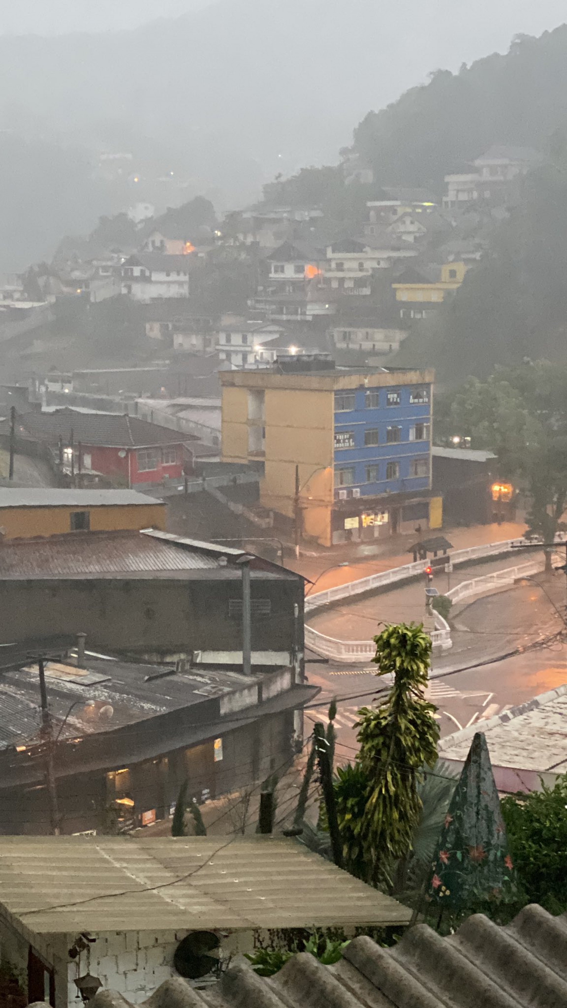 Chuva alagou diversos pontos na cidade de Petr&oacute;polis no fim da tarde desta ter&ccedil;a-feira