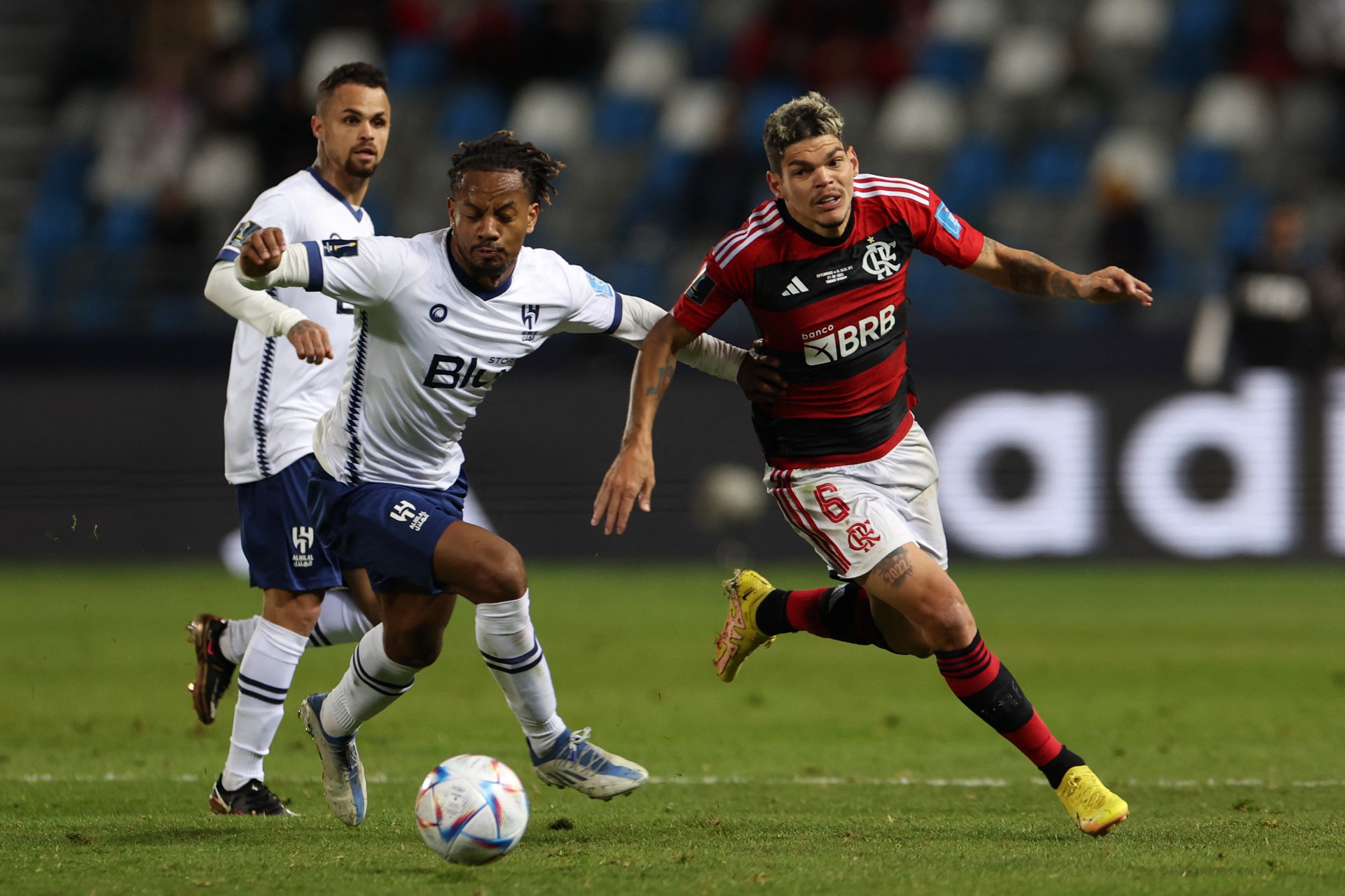 Apesar do fracasso do Flamengo, Ayrton Lucas teve bom desempenho no Mundial - AFP