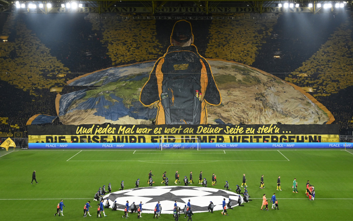 Mosaico da torcida do Borussia Dortmund antes do jogo contra o Chelsea