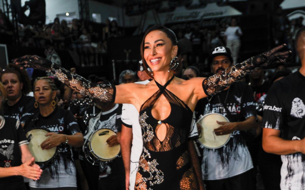 Sabrina Sato samba muito no ensaio da Gavi&otilde;es da Fiel, escola da qual &eacute; rainha de bateria, na noite desta ter&ccedil;a-feira