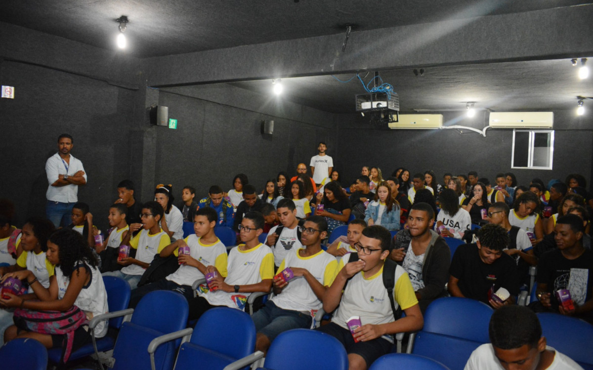 Mag&eacute; usa sala de cinema como projeto de educa&ccedil;&atilde;o