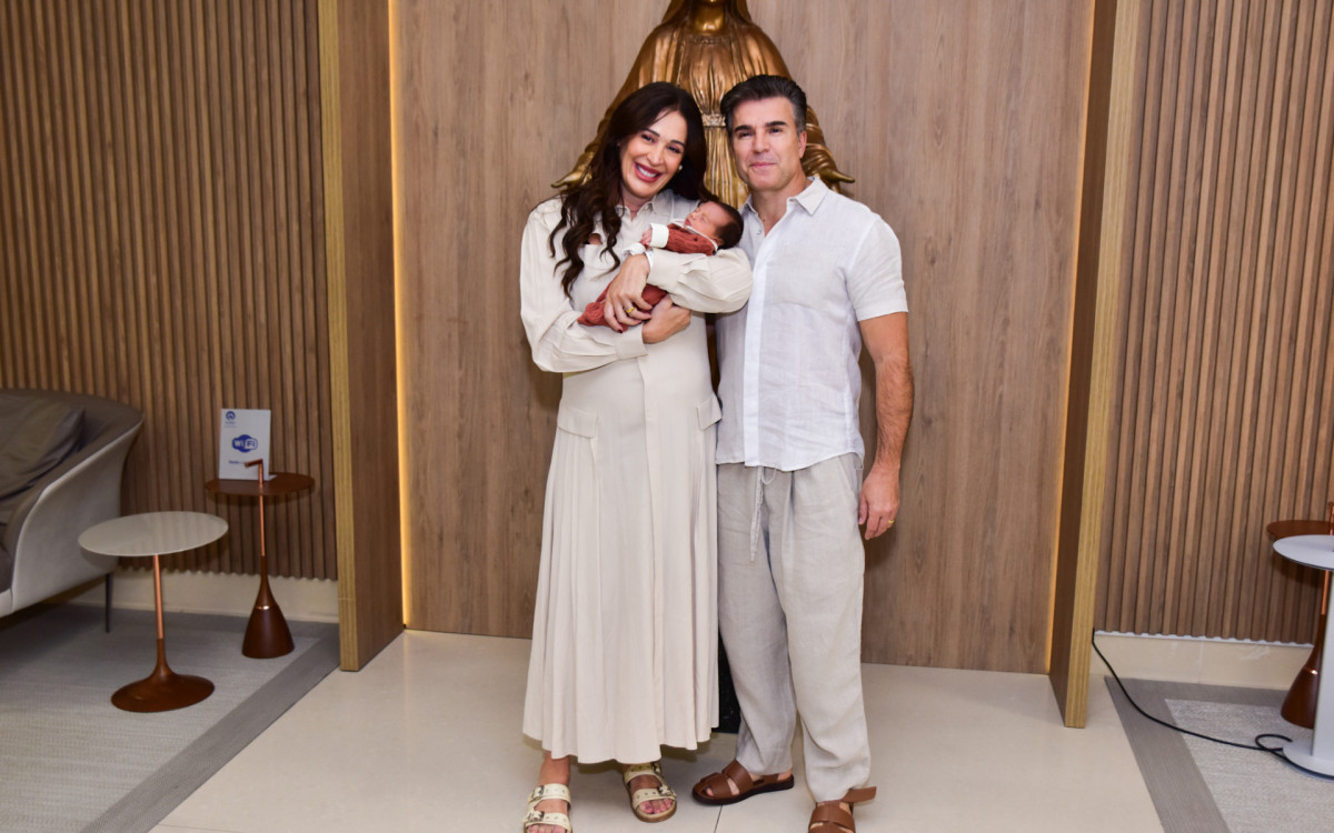 Claudia Raia e Jarbas Homem de Melo deixam a maternidade com o filho