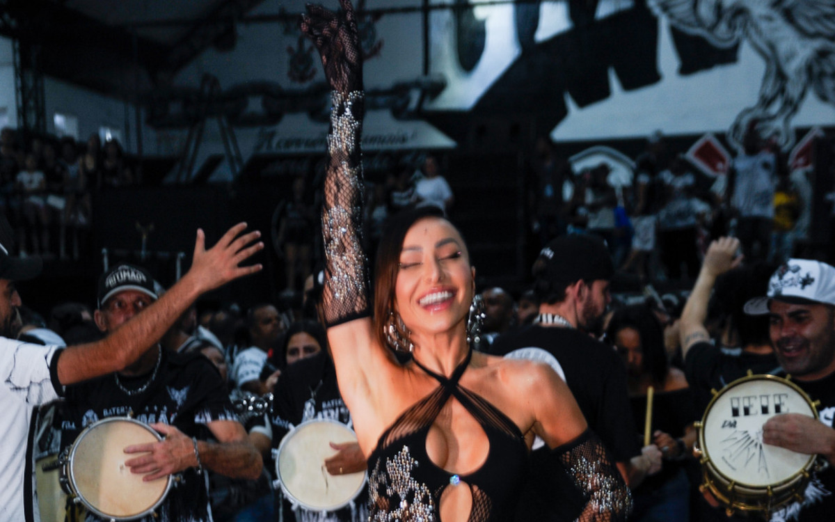 Sabrina Sato samba muito no ensaio da Gavi&otilde;es da Fiel, escola da qual &eacute; rainha de bateria, na noite desta ter&ccedil;a-feira