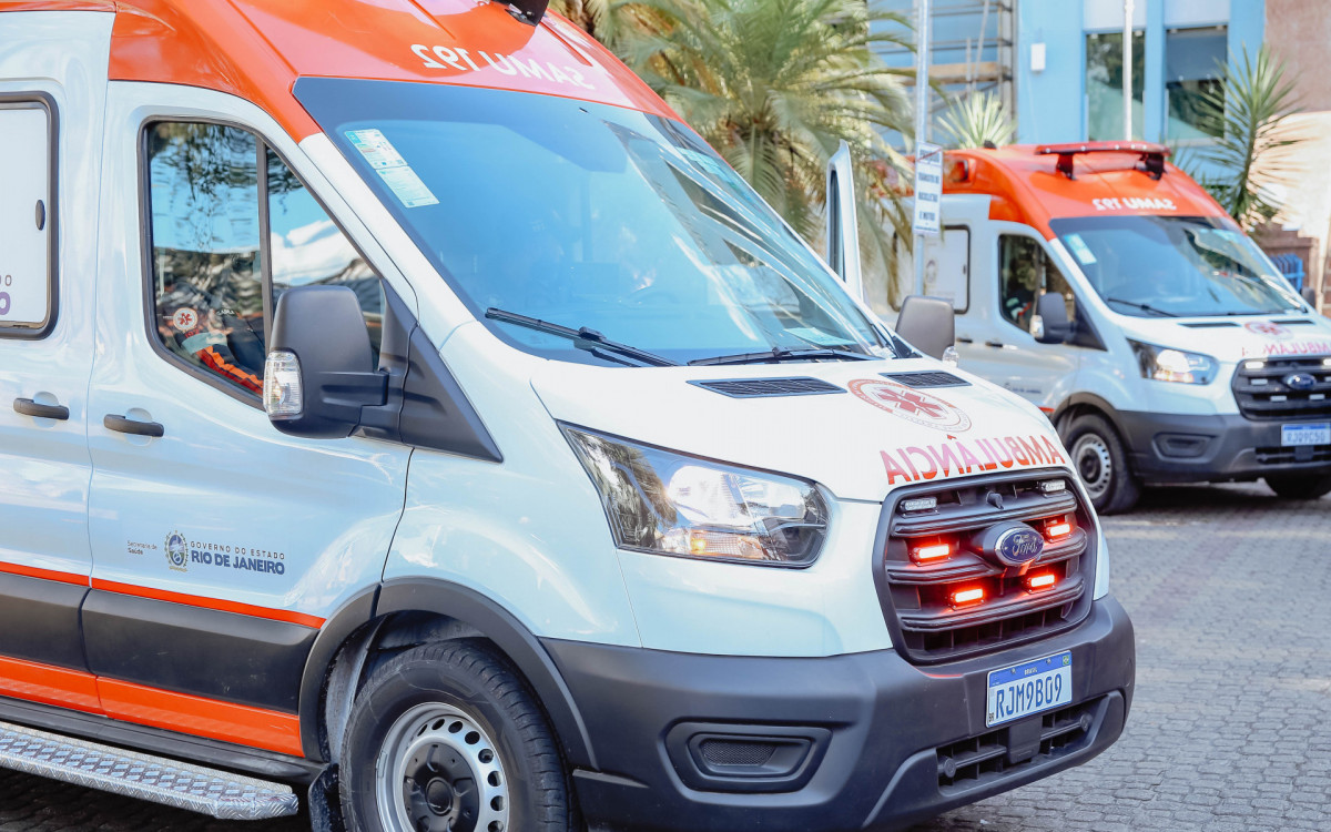 Governo do Estado entrega novas vans para Prefeitura de Mag&eacute;