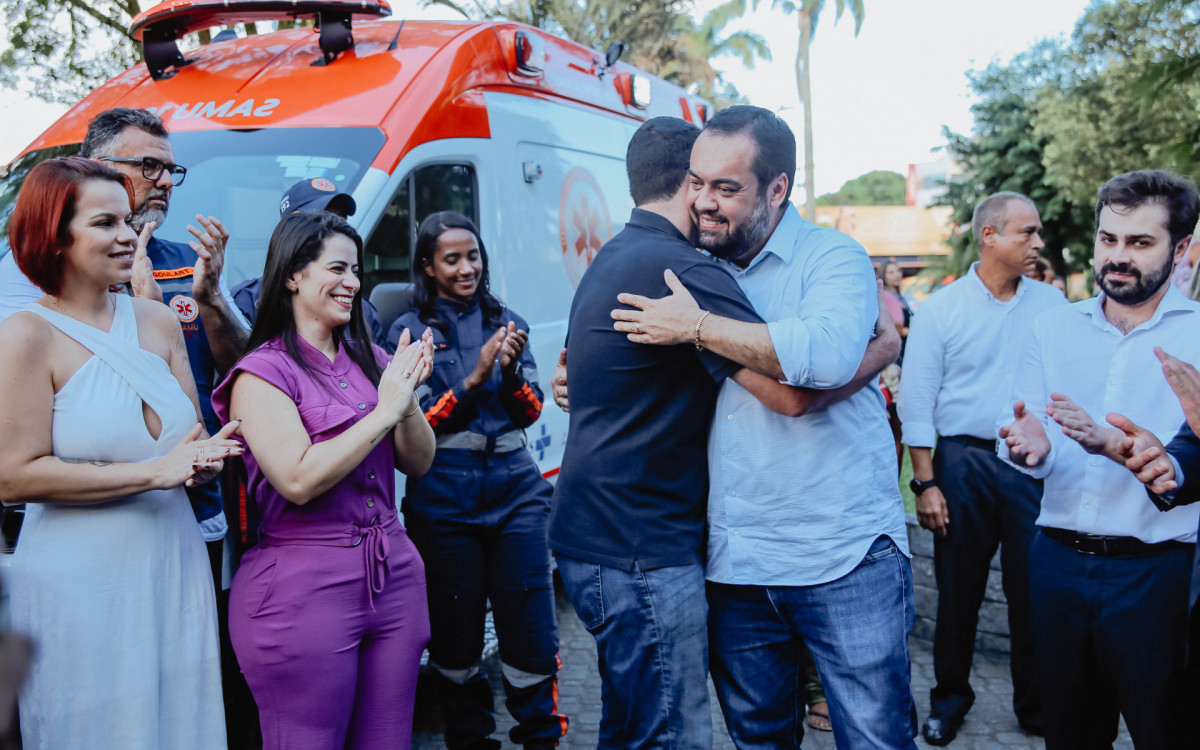 Governo do Estado entrega novas vans para Prefeitura de Mag&eacute;