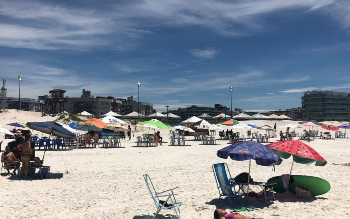 A movimenta&ccedil;&atilde;o na Praia do Forte &eacute; tranquila, com bastante espa&ccedil;o na areia. 