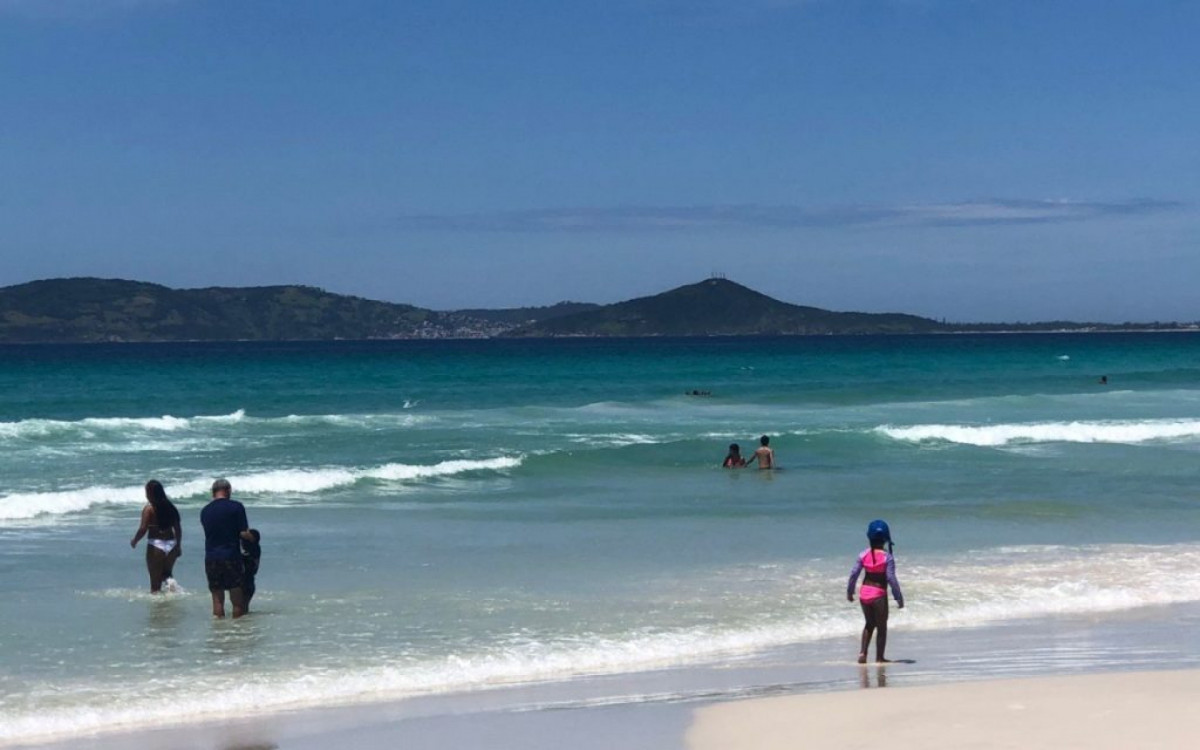 A movimenta&ccedil;&atilde;o na Praia do Forte &eacute; tranquila, com bastante espa&ccedil;o na areia. 
