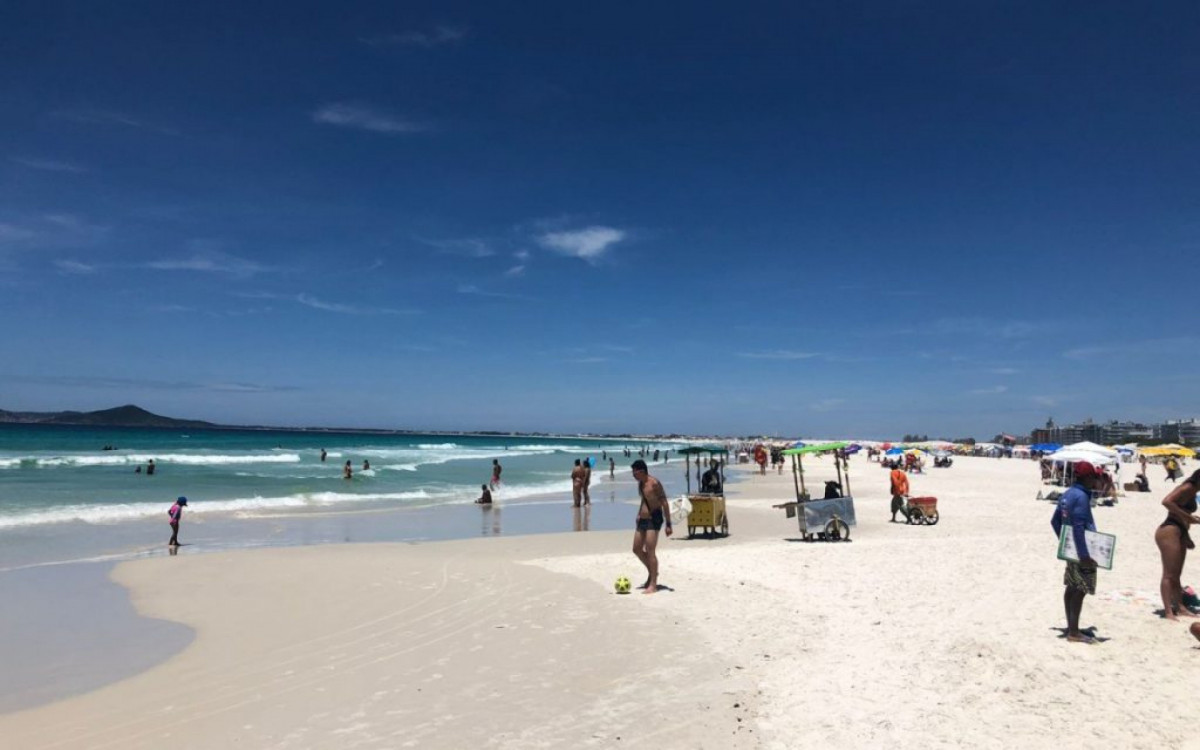 A movimenta&ccedil;&atilde;o na Praia do Forte &eacute; tranquila, com bastante espa&ccedil;o na areia. 