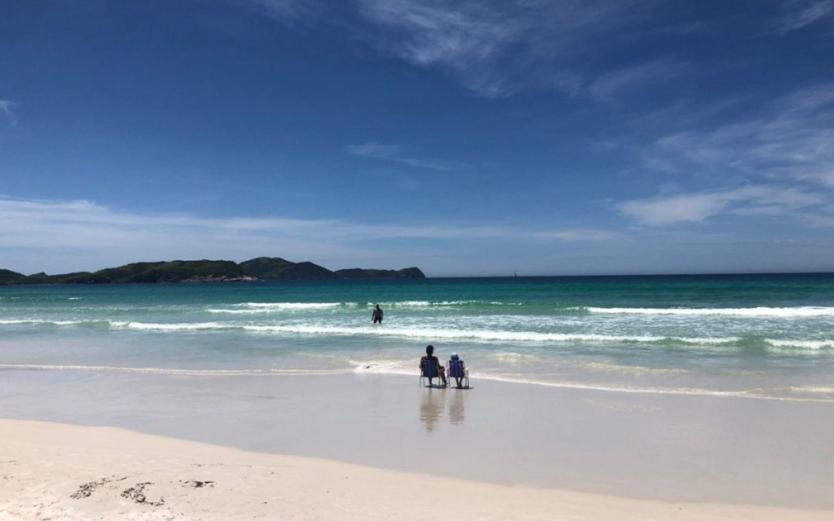 A movimenta&ccedil;&atilde;o na Praia do Forte &eacute; tranquila, com bastante espa&ccedil;o na areia. 