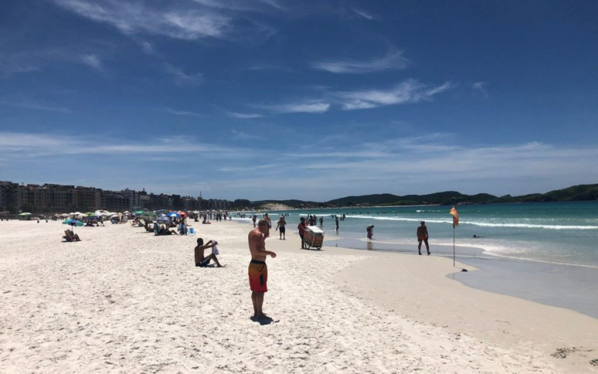 A movimenta&ccedil;&atilde;o na Praia do Forte &eacute; tranquila, com bastante espa&ccedil;o na areia. 