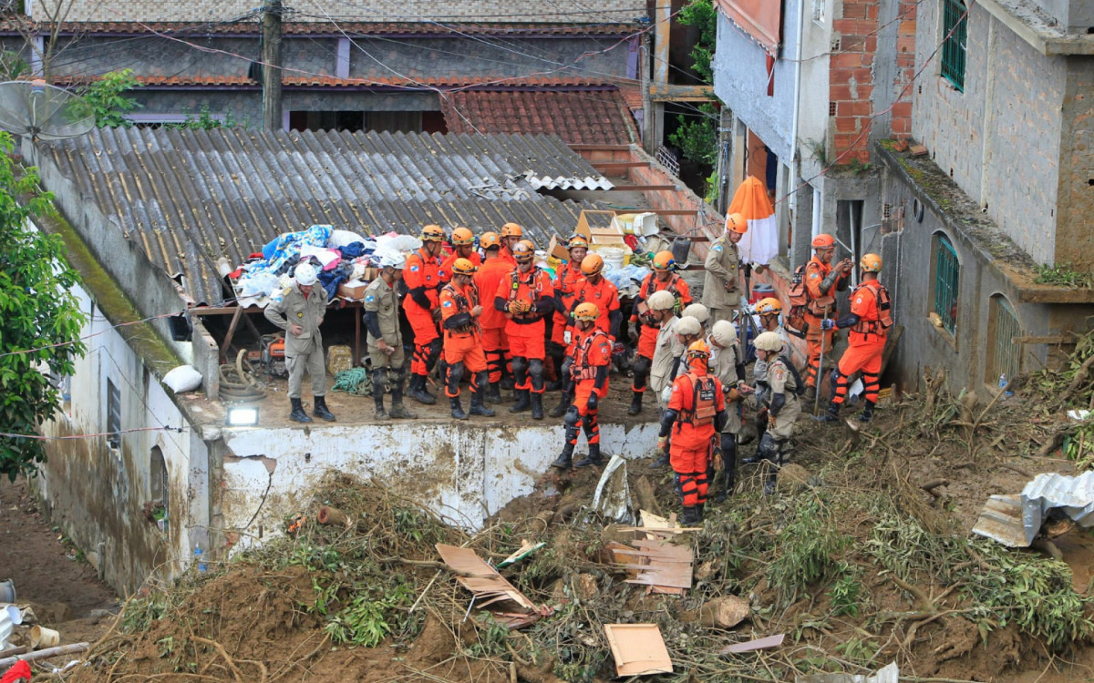 Homens de sete quart&eacute;is do Corpo de Bombeiros continuam as buscas pela fam&iacute;lia soterrada em Engenho Pequeno