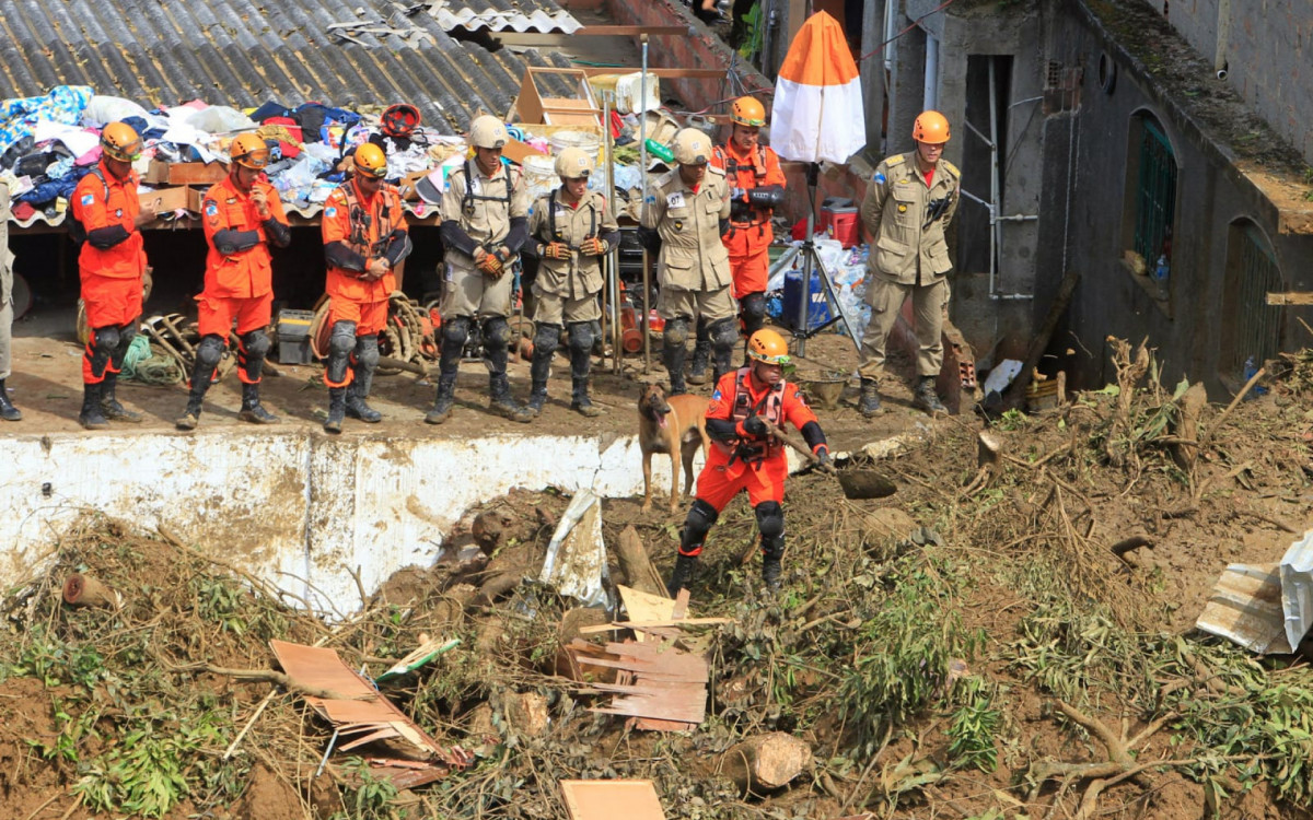 Homens de sete quart&eacute;is do Corpo de Bombeiros continuam as buscas pela fam&iacute;lia soterrada em Engenho Pequeno